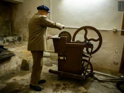 Il signore ci mostra subito la splendida macchina per affilare utilizzata sin dall�800. Al grido �� arrivato l�arrotino� , i suoi avi giravano per case, sartorie, ristoranti e macellerie donando nuova vita a lame di diverso genere